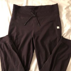 Vuori Daily Jogger plum color. Drawstring waist